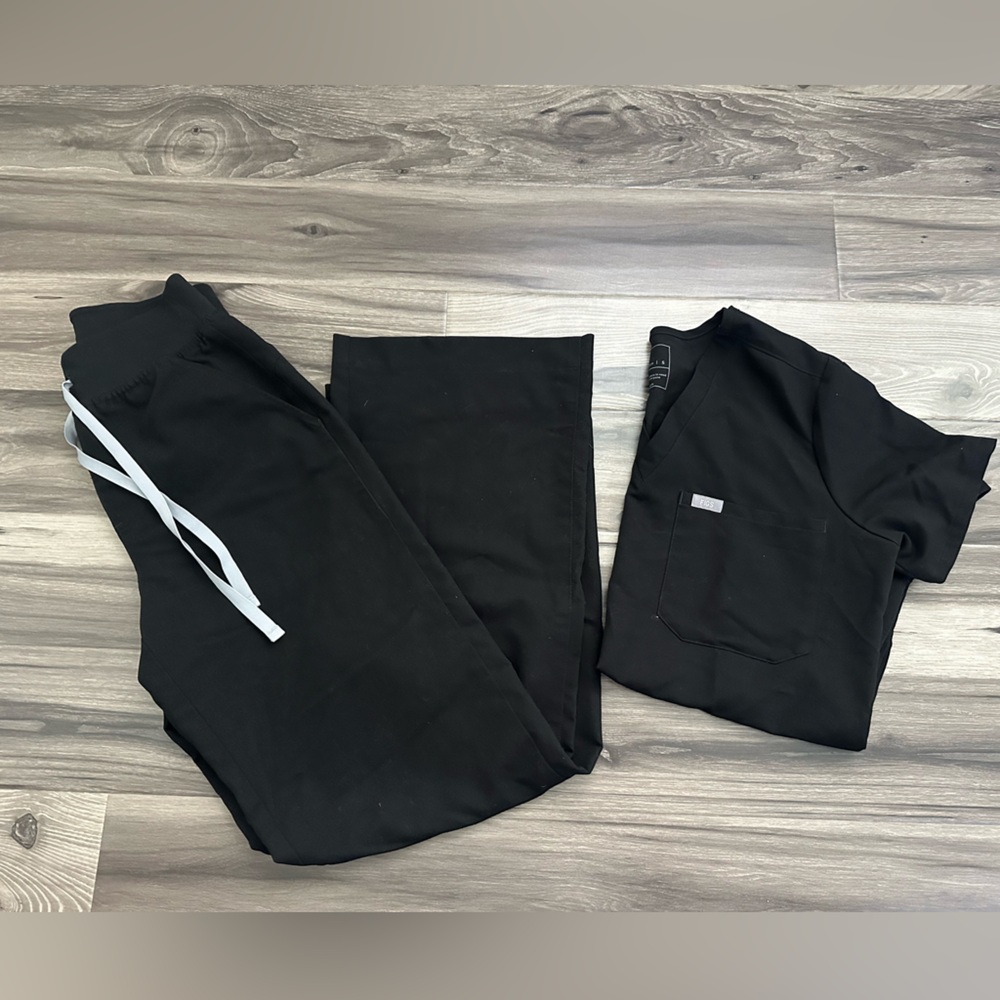 FIGS black scrub set